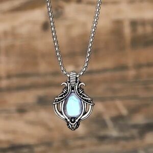 NWOT - Vintage Inspired Faux Moonstone Pendant Necklace